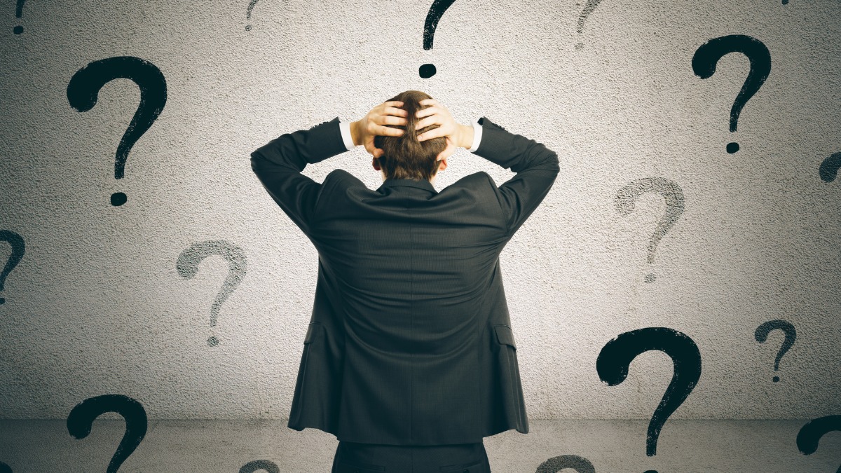 בעל עסק מול סימני שאלה בדרך להבנת שירותי תפעול לעסקים